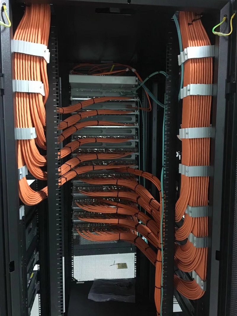 上海机房建设-网络布线画面整齐划一