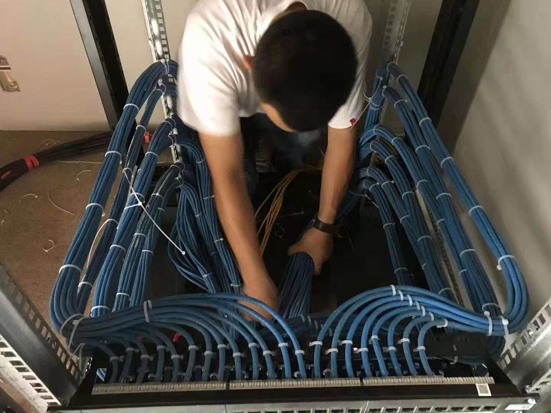 弱电工程施工中线缆桥架管子如何安排？
