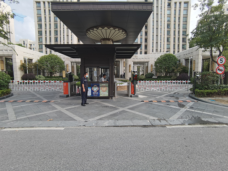 进出口道闸工程：上海徐泾葛洲坝紫郡公馆